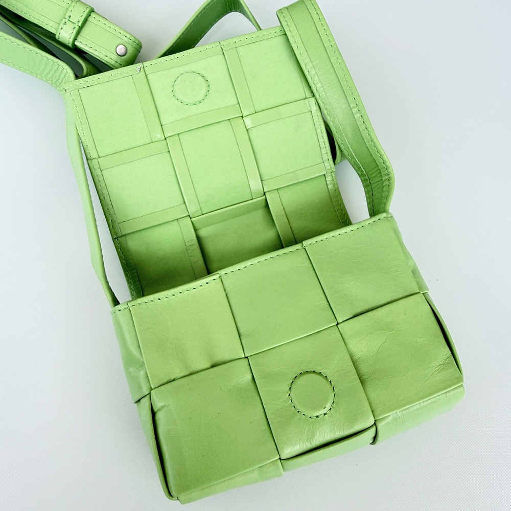 Bottega Veneta Cassette Wallet on Strap Green Maxi Intrecciato Leather 667048 - Picture 8 of 16